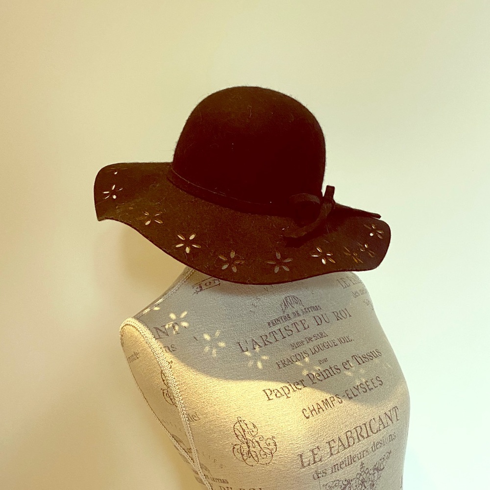 NWOT Black Betsey Johnson sun hat